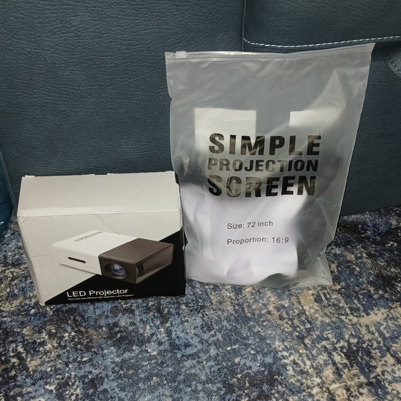 Mini LED Projector with Projection Screen Set - Picture 1 of 1